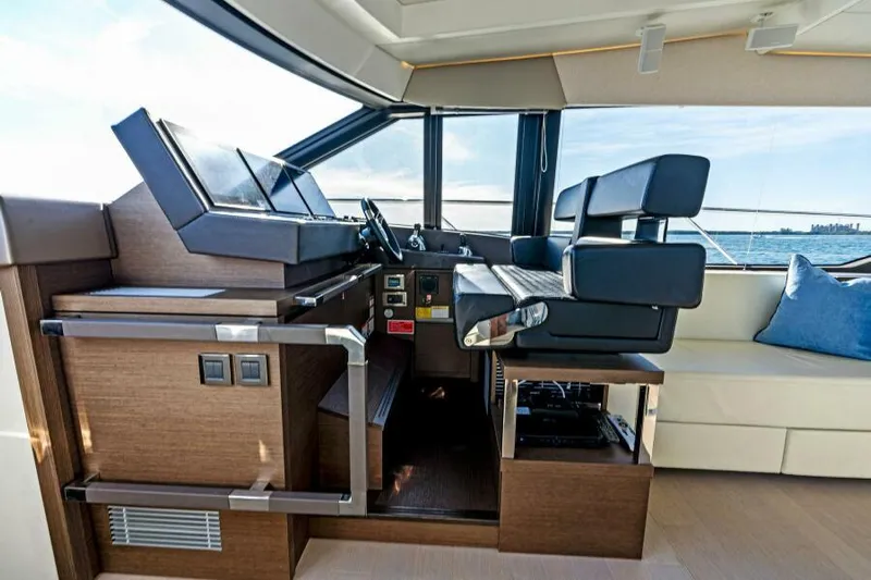 Rt Time Yacht Photos Pics Helm