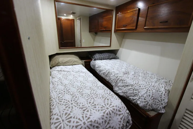  Yacht Photos Pics Twin bed cabin in 1990 Ocean Yachts 48 Super Sport.