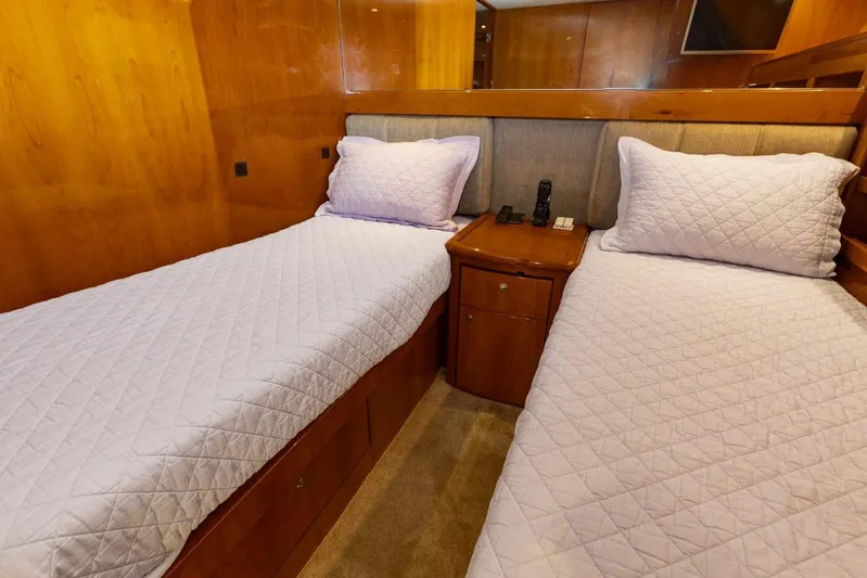 Alegre Yacht Photos Pics Twin beds in a luxurious 2004 Symbol M.S Super 88 Motoryacht cabin.