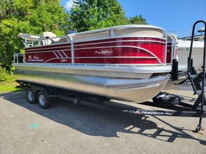 Sun Tracker Party Barge 20 DLX