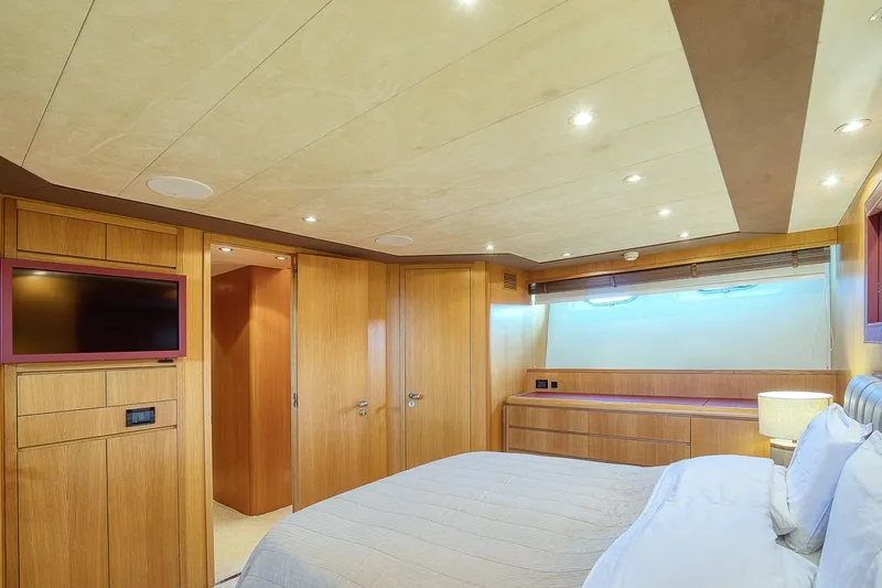 D-force Yacht Photos Pics Luxurious bedroom interior of 1998 Falcon Yachts 86, featuring wood paneling and modern amenities.
