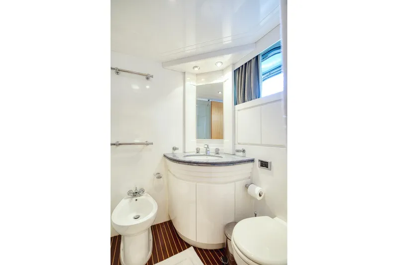 D-force Yacht Photos Pics Luxurious bathroom in 1998 Falcon Yachts 86, featuring elegant fixtures and modern design.