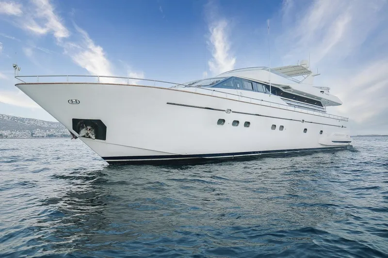 D-force Yacht Photos Pics Luxurious 1998 Falcon Yachts 86 cruising on open water under a clear blue sky.