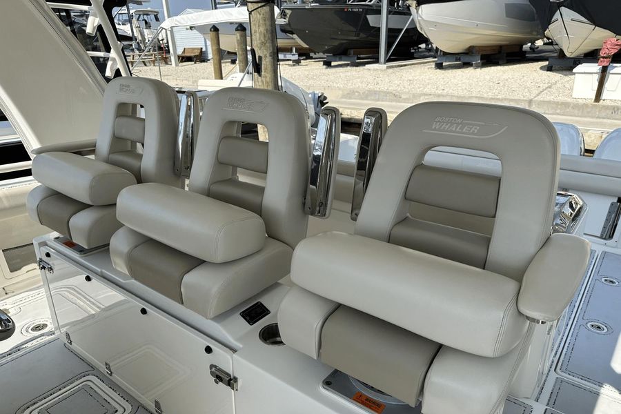 2018 Boston Whaler 420 Outrage