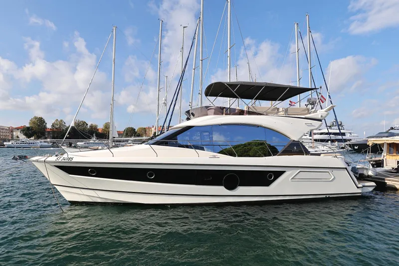 Neo Yacht Photos Pics Beneteau Monte Carlo 52