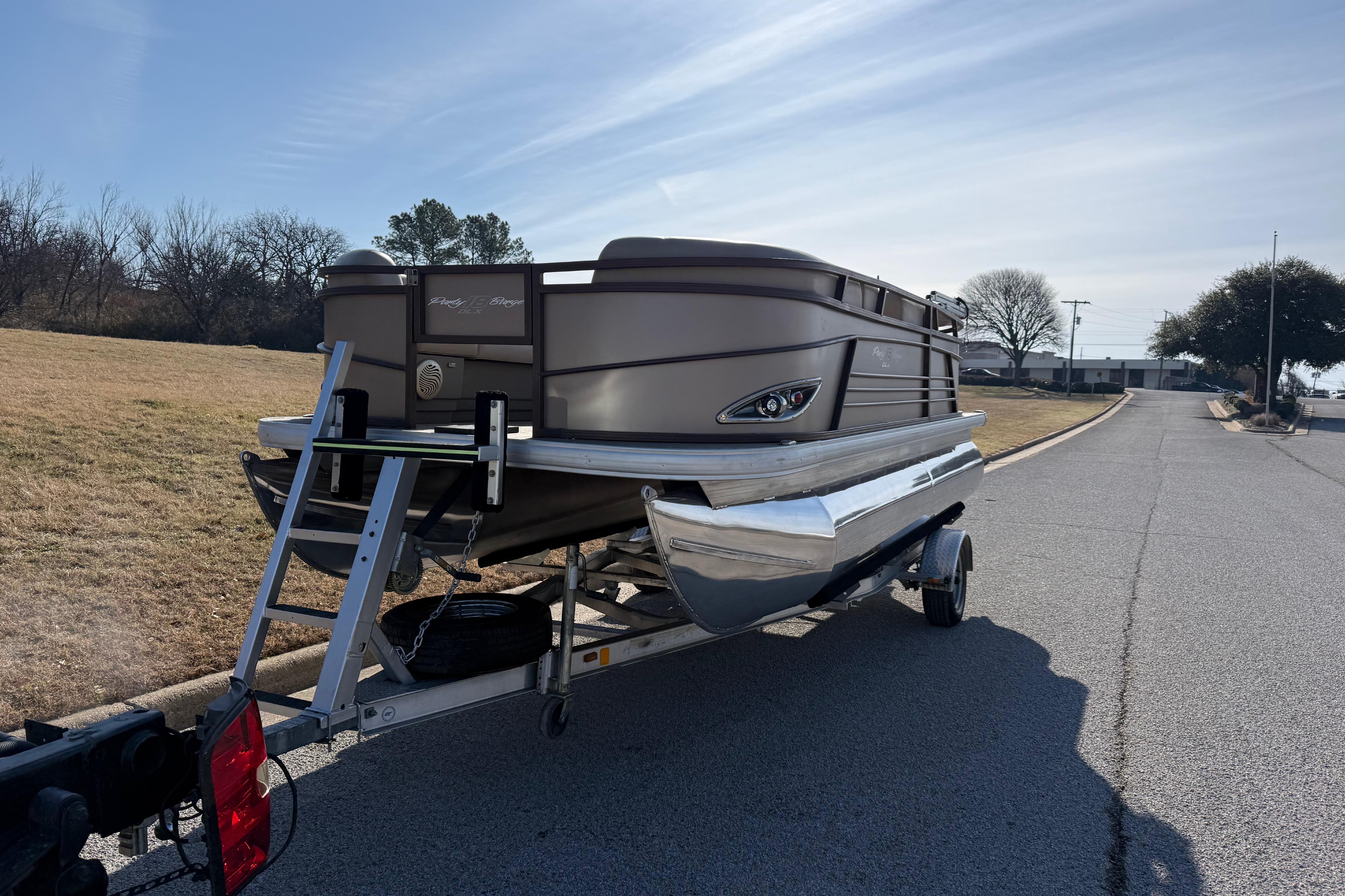 Sun Tracker Party Barge 18 DLX