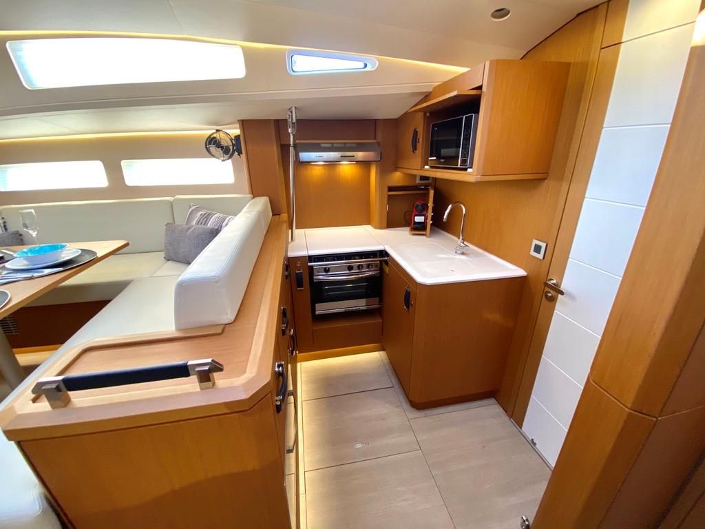 2021 Jeanneau 57 