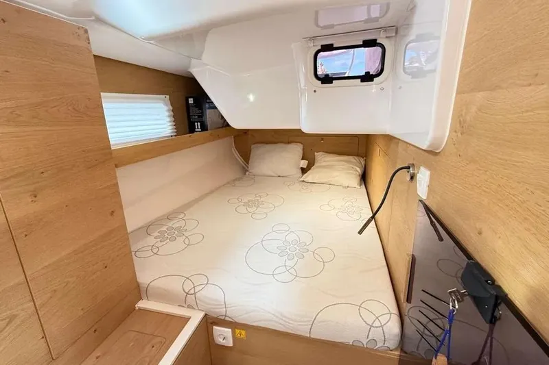  Yacht Photos Pics aft cabin bed