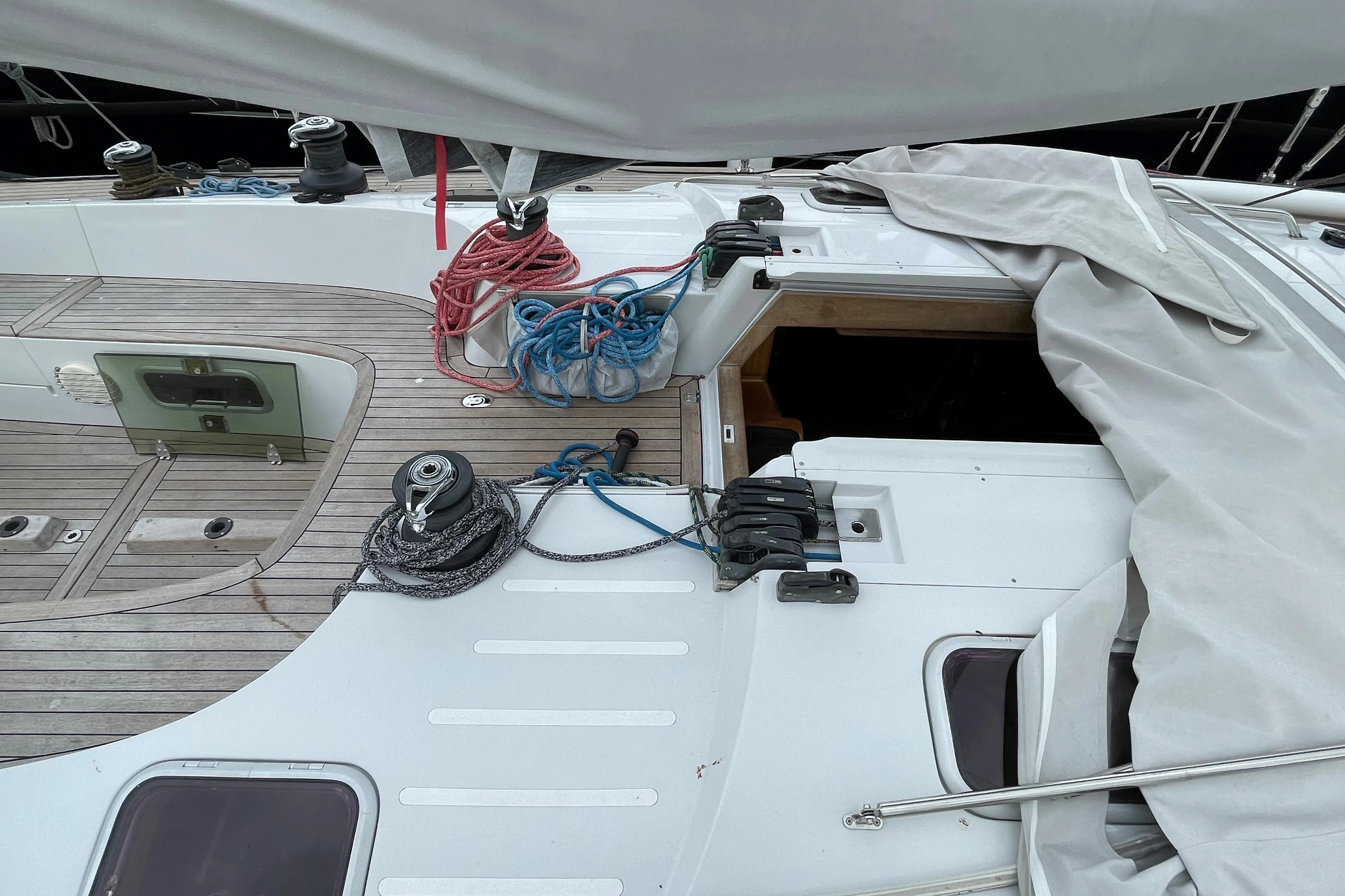 Deck of 2005 Comet 45 S sailboat with ropes and winches.