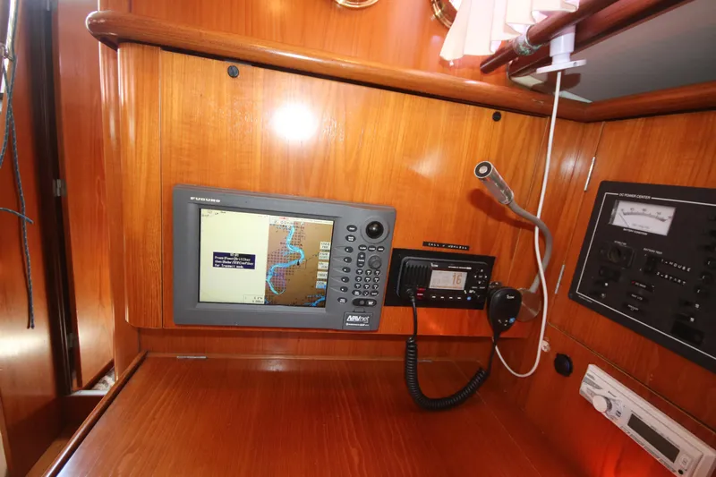 Exfil Yacht Photos Pics Navigation equipment on 1998 Beneteau Oceanis 461 yacht interior.
