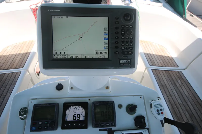 Exfil Yacht Photos Pics Navigation equipment on 1998 Beneteau Oceanis 461 sailboat cockpit.