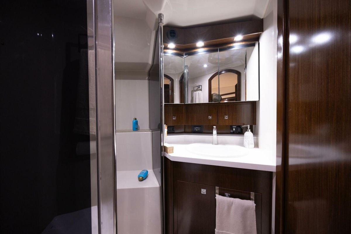 2013 Cruisers Yachts 54 