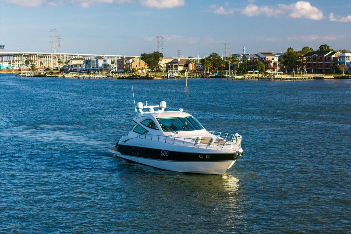 2013 Cruisers Yachts 54 