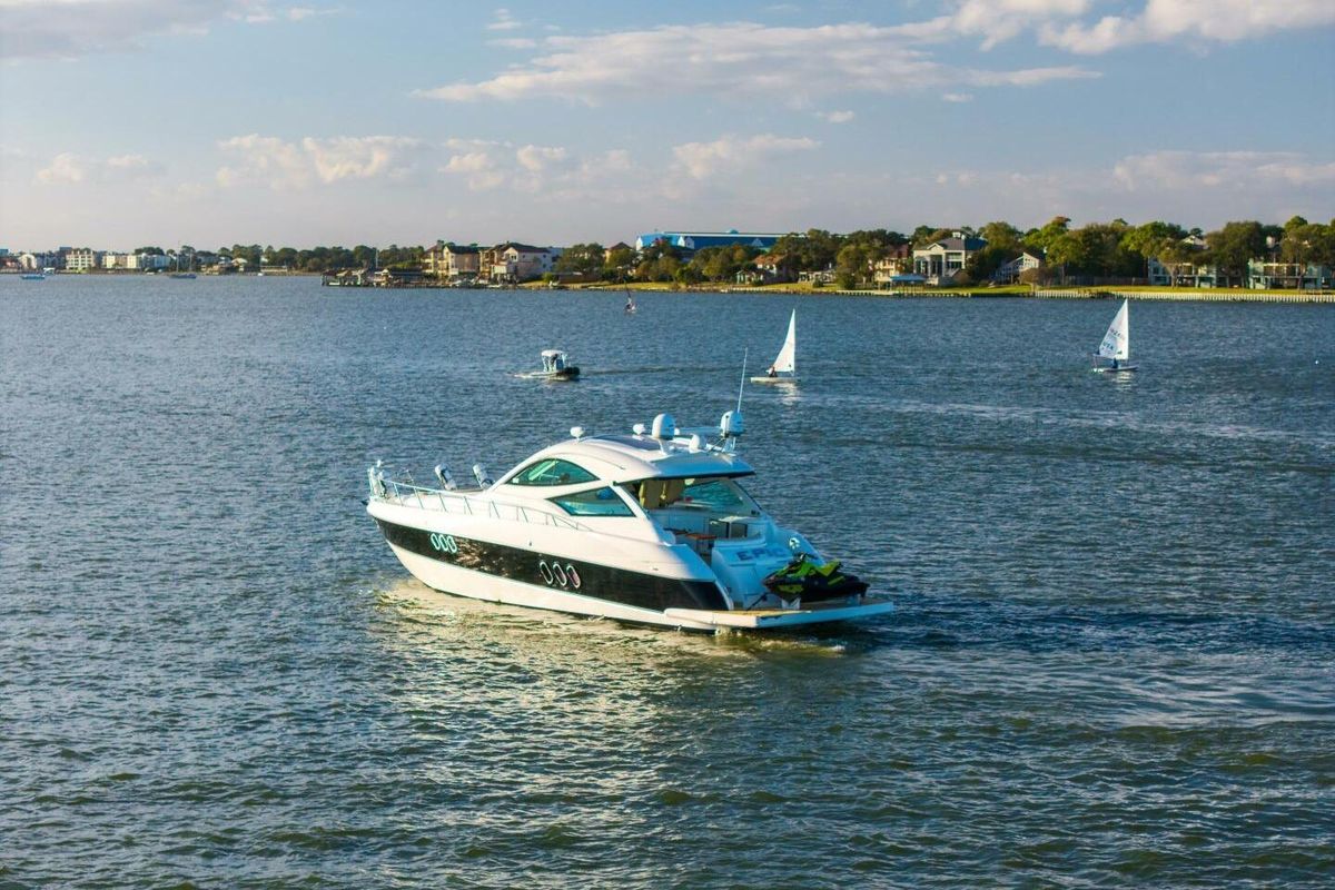 2013 Cruisers Yachts 54 