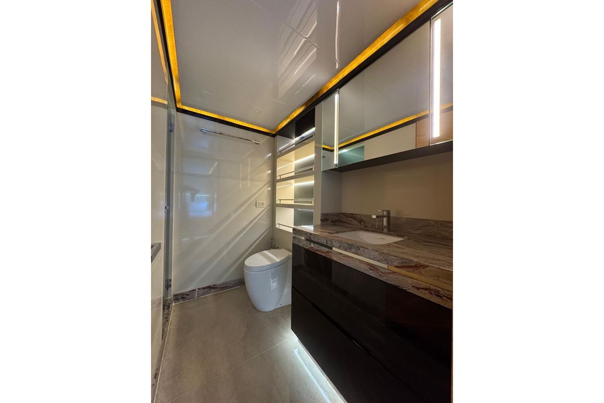 2015 Majesty 122 