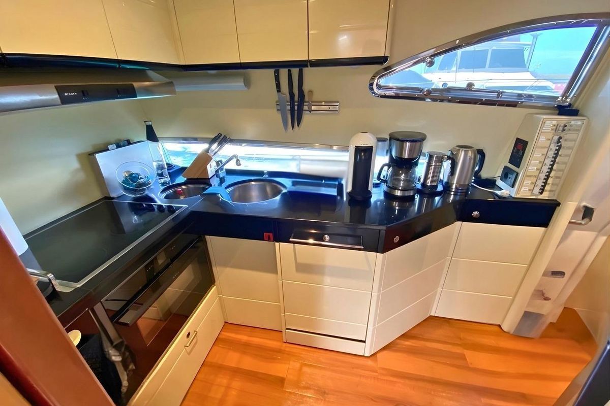 2002 Ferretti Yachts 68 