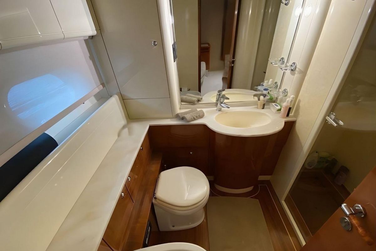 2002 Ferretti Yachts 68 