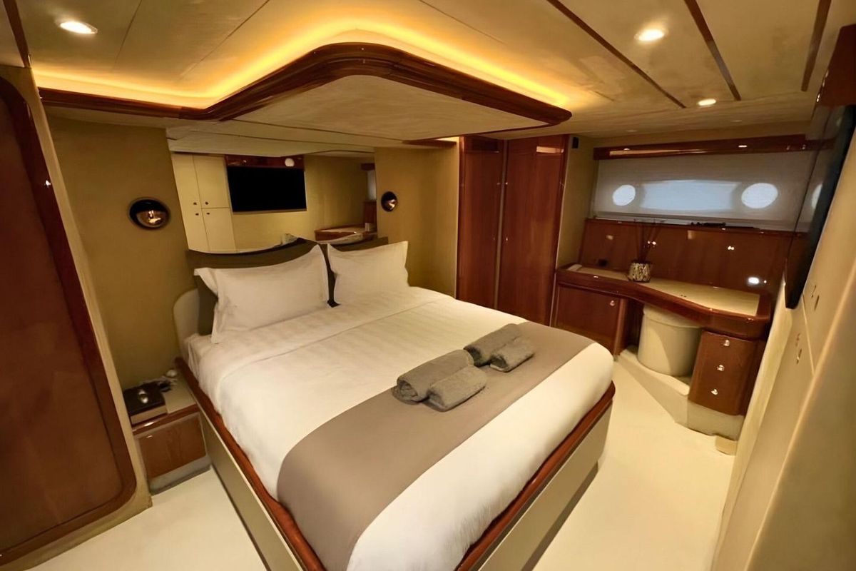 2002 Ferretti Yachts 68 