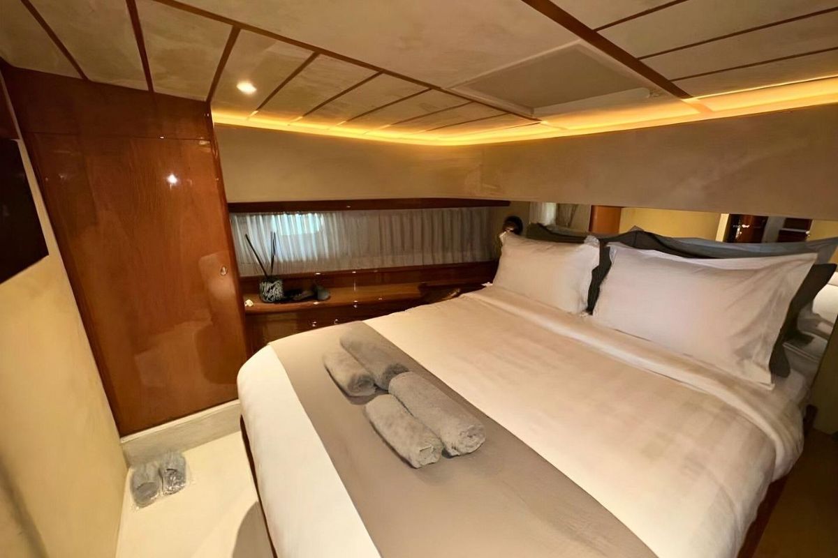 2002 Ferretti Yachts 68 