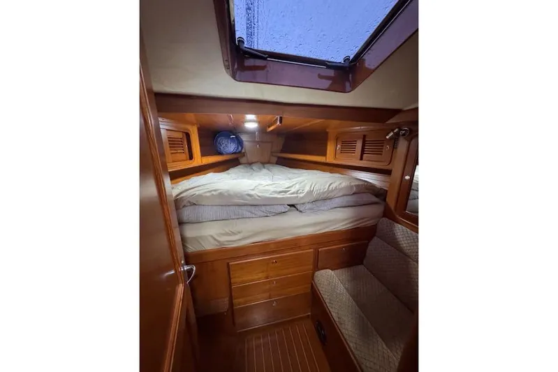 "fast Water" Yacht Photos Pics 2006 Tayana Deck Salon interior cabin with cozy bed and wooden furnishings.