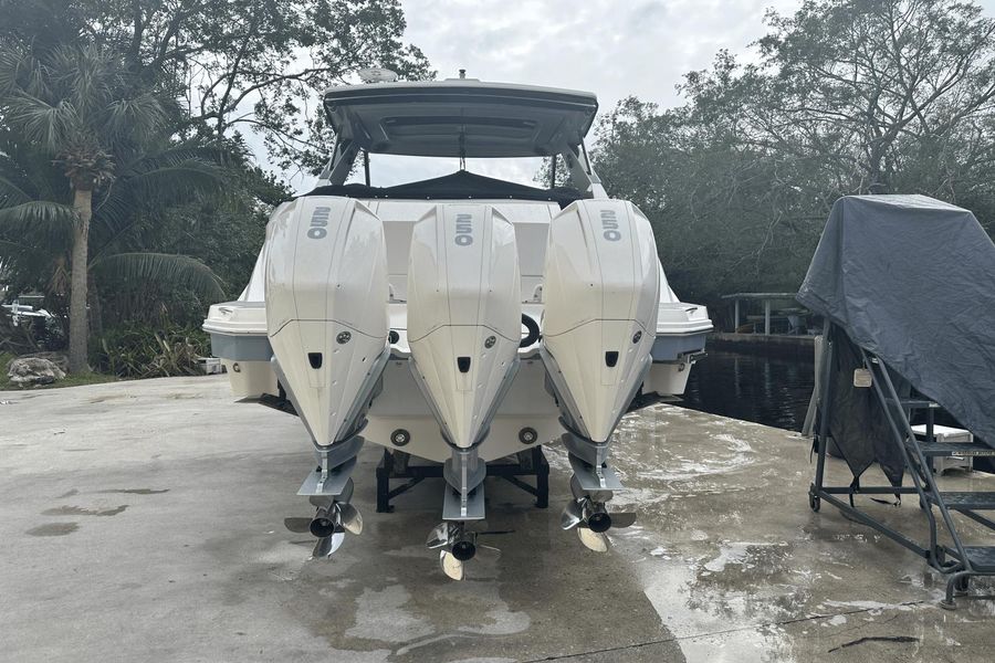 2023 Sea Ray 320 Sundancer Outboard