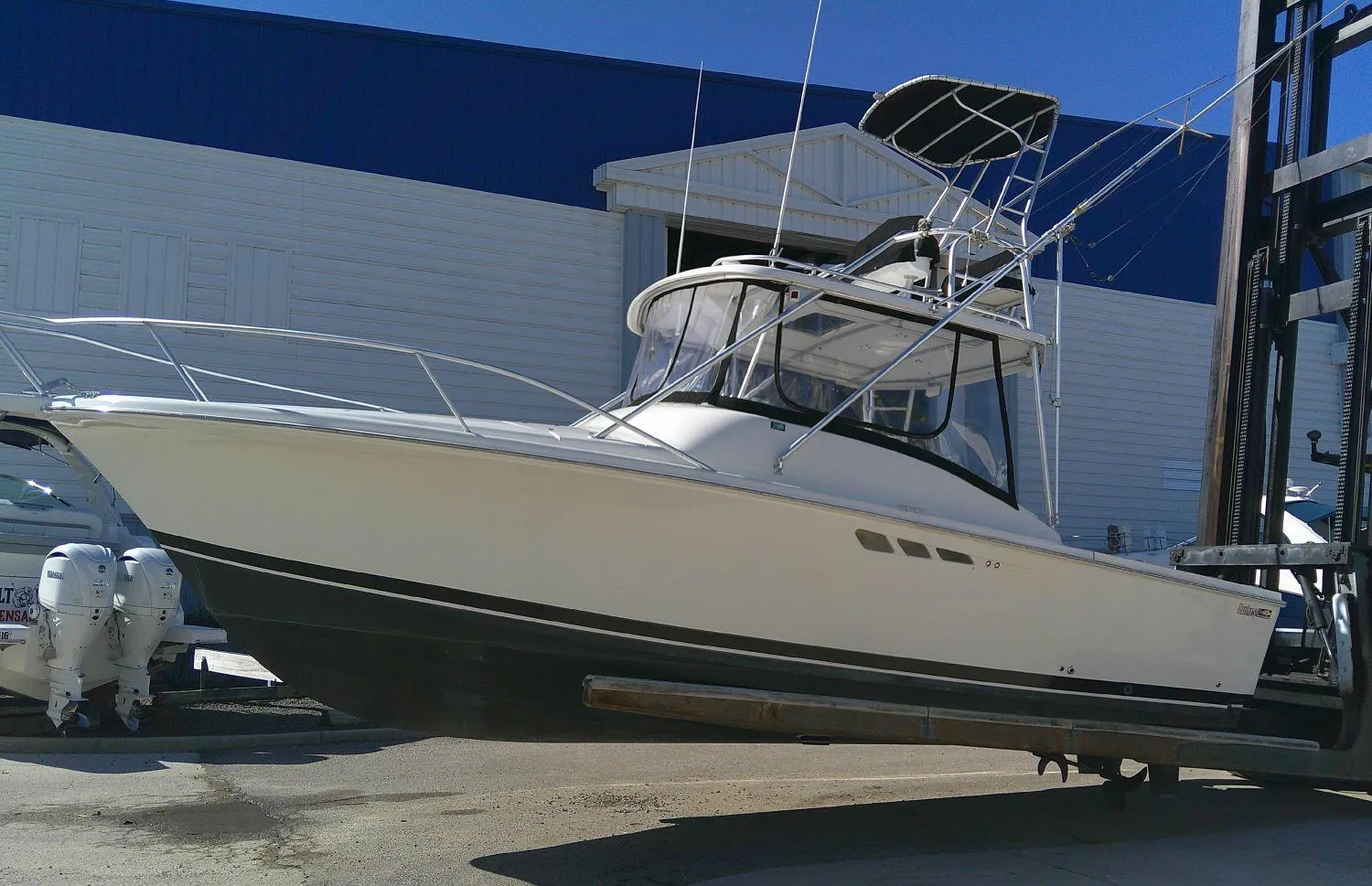2000 Luhrs Tournament 290 Open boat on display at a marina.