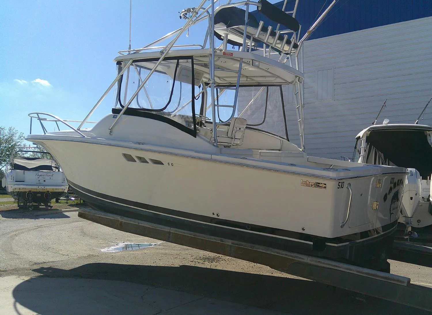 2000 Luhrs Tournament 290 Open boat on display at a marina.