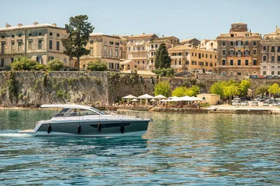 2019 Sealine S335