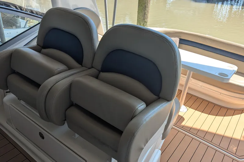  Yacht Photos Pics 2004 Sea Ray 340 Sundancer boat interior with cushioned seats and a table.
