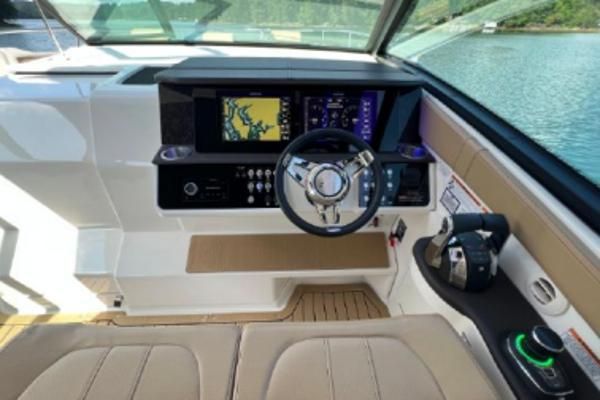 2021 Sea Ray Sundancer 320 Coupe