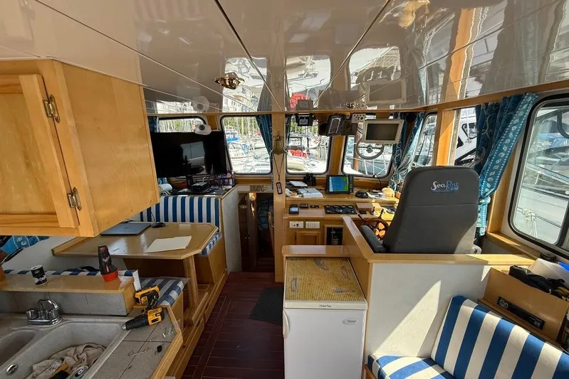  Yacht Photos Pics Interior of 2000 LEBLANC Leo 38 boat with navigation equipment and seating area.