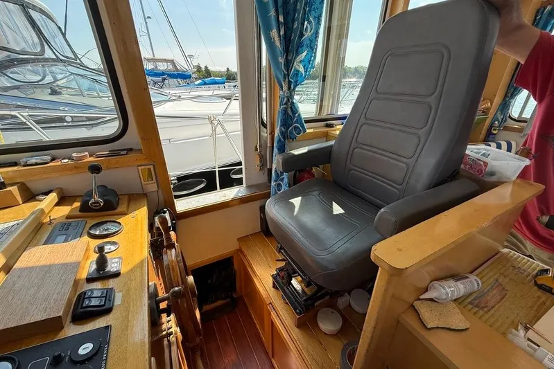  Yacht Photos Pics Interior of 2000 LEBLANC Leo 38 boat with captain's chair and control panel.