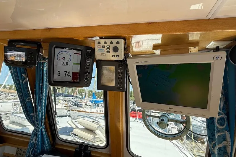  Yacht Photos Pics Control panel of a 2000 LEBLANC Leo 38 boat with navigation instruments.