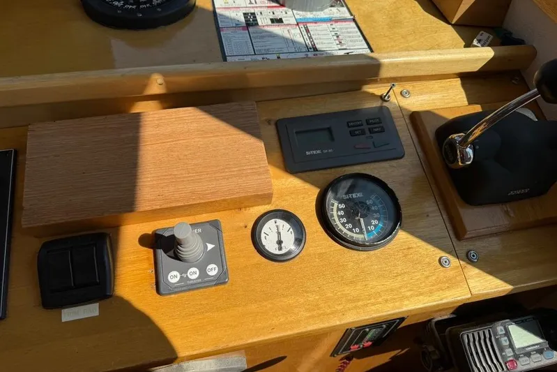  Yacht Photos Pics Control panel of a 2000 LEBLANC Leo 38 boat with navigation instruments.