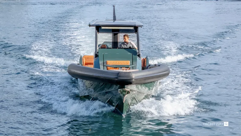 New 2025 Skipper 38 Twin 400 V10 Yacht Photos Pics 2025 Skipper-BSK 38 boat cruising on open water, showcasing sleek design and performance.