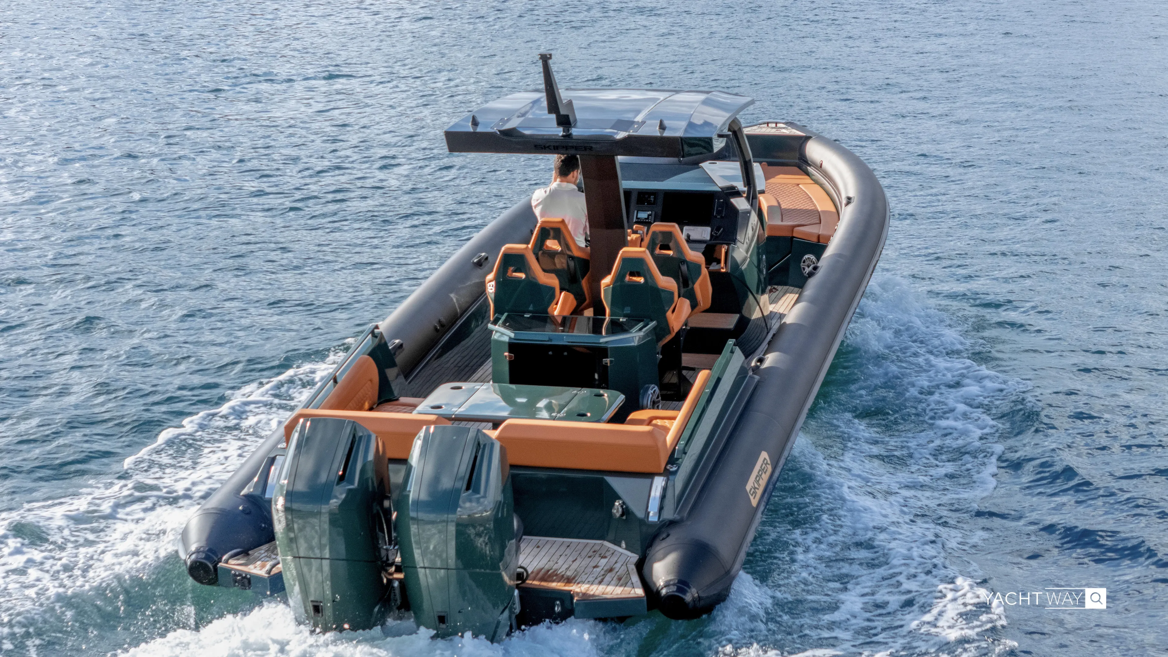 New 2025 Skipper 38 Twin 400 V10 Yacht Photos Pics 2025 Skipper-BSK 38 boat cruising on water, featuring dual engines and modern design.