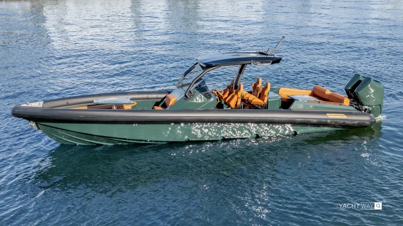 New 2025 Skipper 38 Twin 400 V10 Yacht Photos Pics 2025 Skipper-BSK 38 boat on water, featuring sleek design and modern amenities.