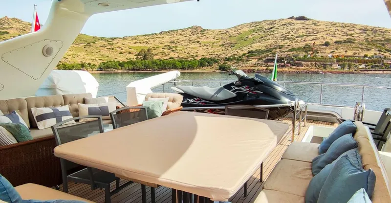  Yacht Photos Pics FLYBRIDGEFalcon 102