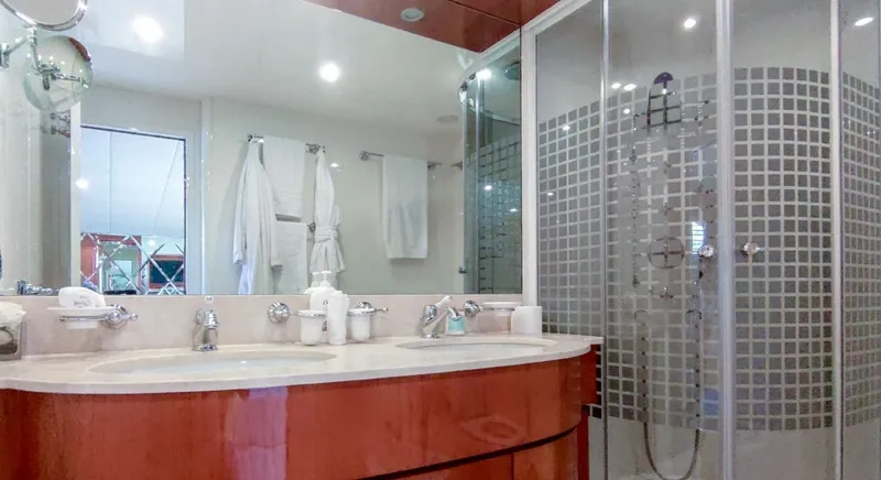  Yacht Photos Pics BATHROOM Falcon 102