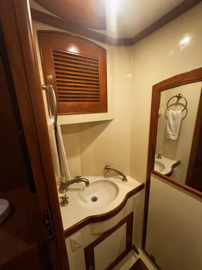 Damn Nancy Yacht Photos Pics Mid Cabin Head