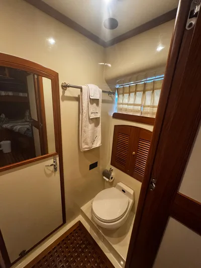 Damn Nancy Yacht Photos Pics Mid Cabin Head