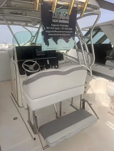  Yacht Photos Pics 2006 Hydra-Sports 33 Vx yacht cockpit with helm and seating.