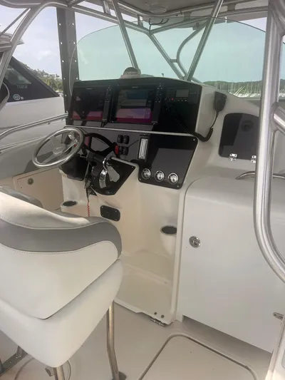  Yacht Photos Pics 2006 Hydra-Sports 33 Vx boat cockpit with steering wheel and navigation equipment.