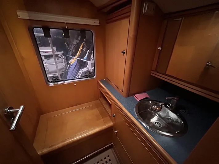  Yacht Photos Pics AL BARAKA - INTERNI BAGNO OSPITI