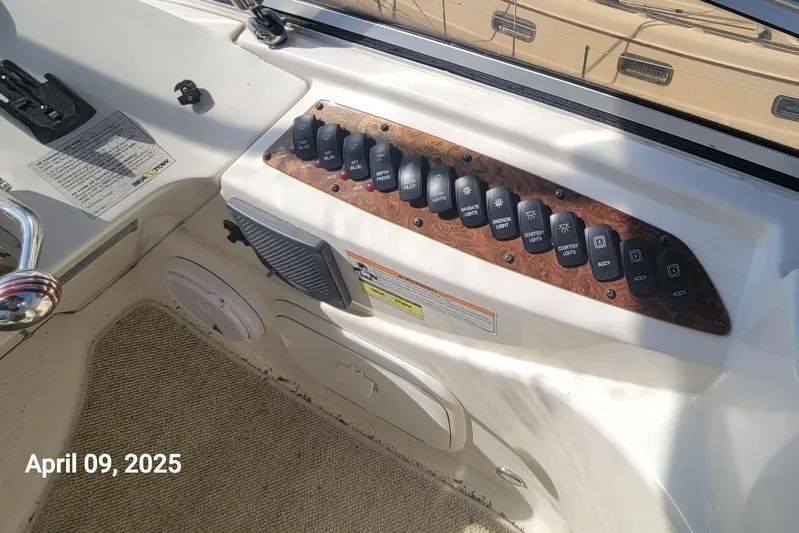 'perrydise' Yacht Photos Pics Control panel of a 2007 Meridian 341 Sedan