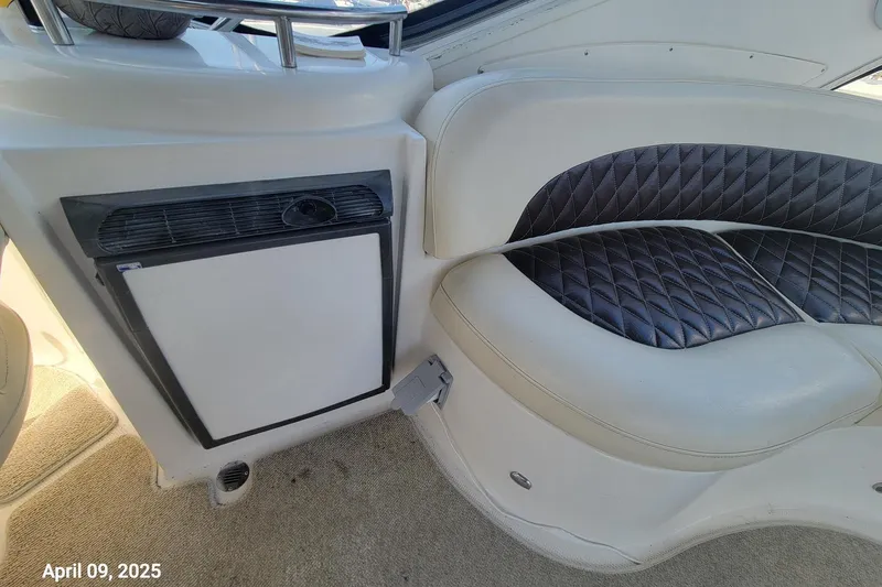 'perrydise' Yacht Photos Pics Bridge of 2007 Meridian 341 Sedan with leather seating and ice maker.