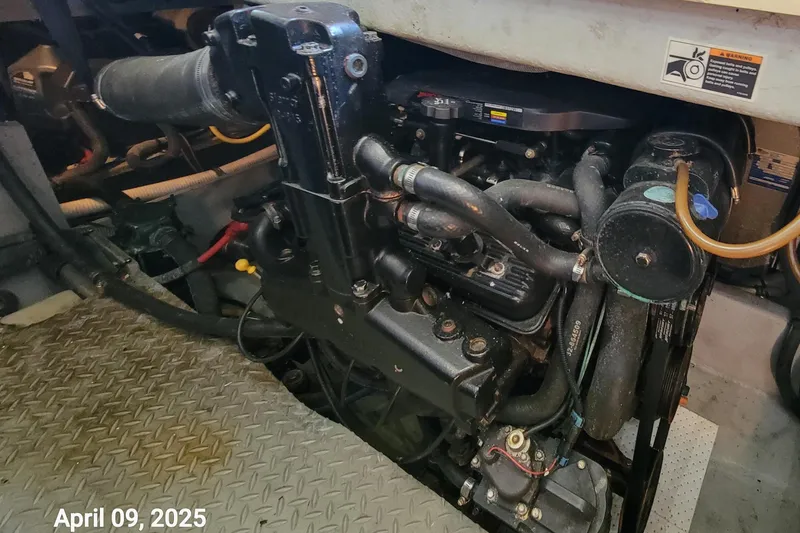 'perrydise' Yacht Photos Pics Engine compartment of a 2007 Meridian 341 Sedan