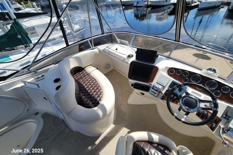 'perrydise' Yacht Photos Pics Helm of 2007 Meridian 341 Sedan yacht with luxurious seating and modern controls