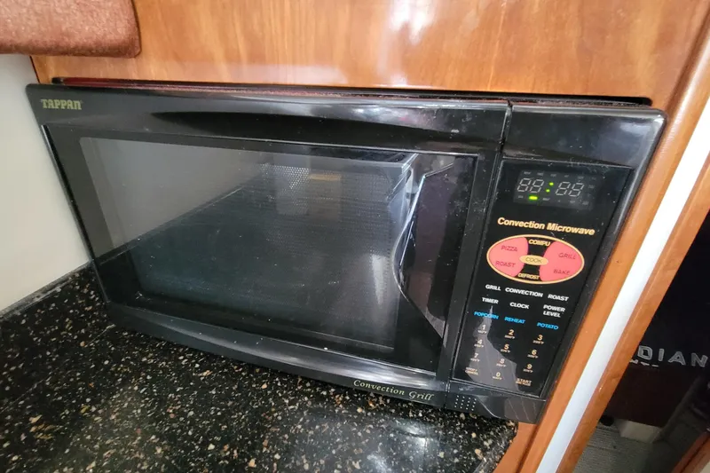 'perrydise' Yacht Photos Pics Tappan convection microwave in 2007 Meridian 341 Sedan galley.
