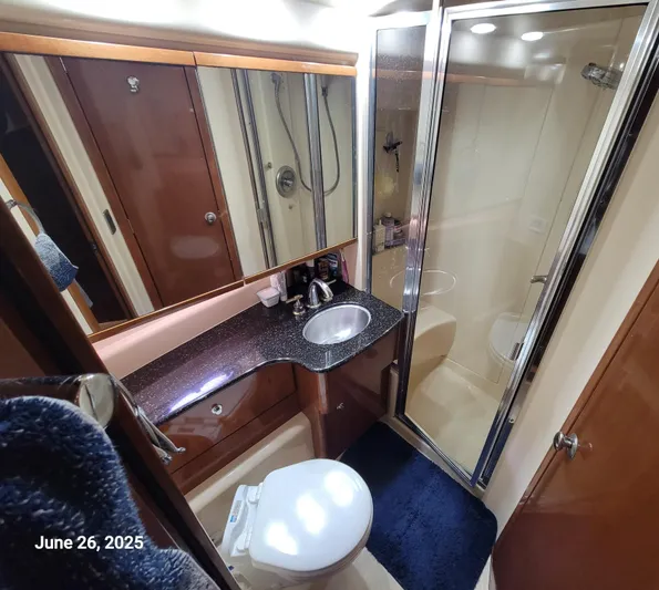 'perrydise' Yacht Photos Pics 2007 Meridian 341 Sedan yacht head w/shower and vanity.